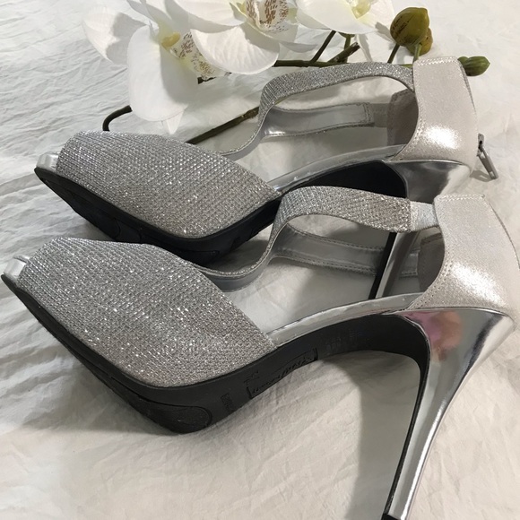 FIONI NIGHT 4 inch high heels, silver, size 7.5, single use. - Picture 5 of 9